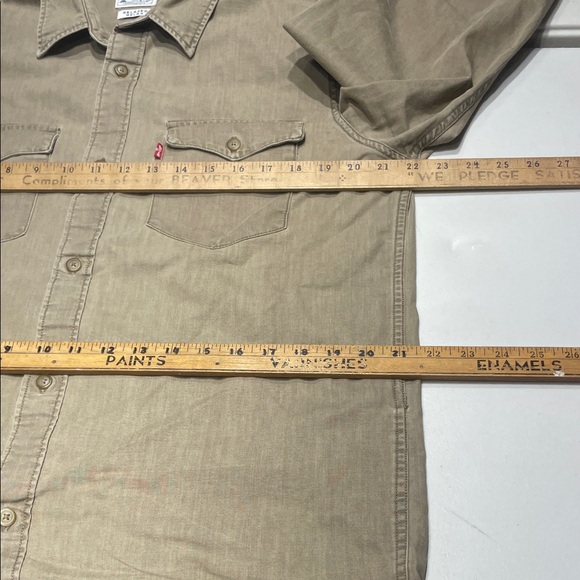 Levi's relaxed Western size medium Beige Button-Up Shirt - Picture 10 of 13